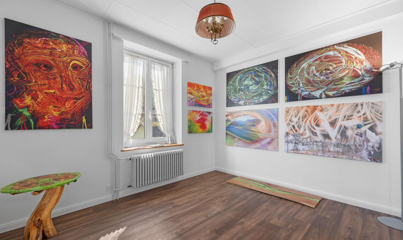 pièce vide avec sol en finition bois, lumière naturelle, radiateur, et cloison sèche