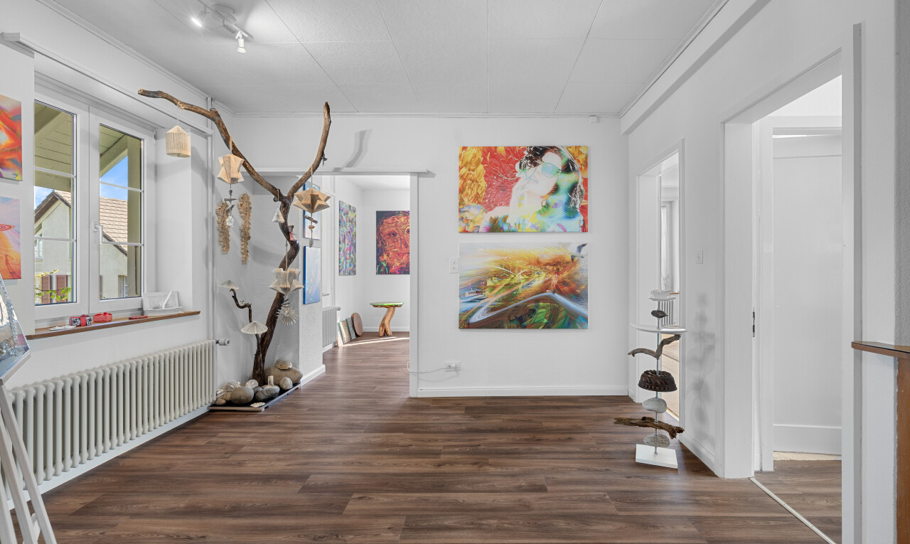 couloir avec cloison sèche, radiateur, et sol en finition bois