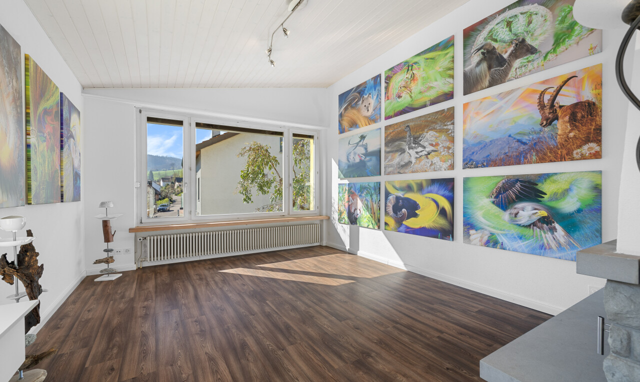 pièce vide avec plafond voûté, radiateur, sol en finition bois, lumière naturelle, et cloison sèche