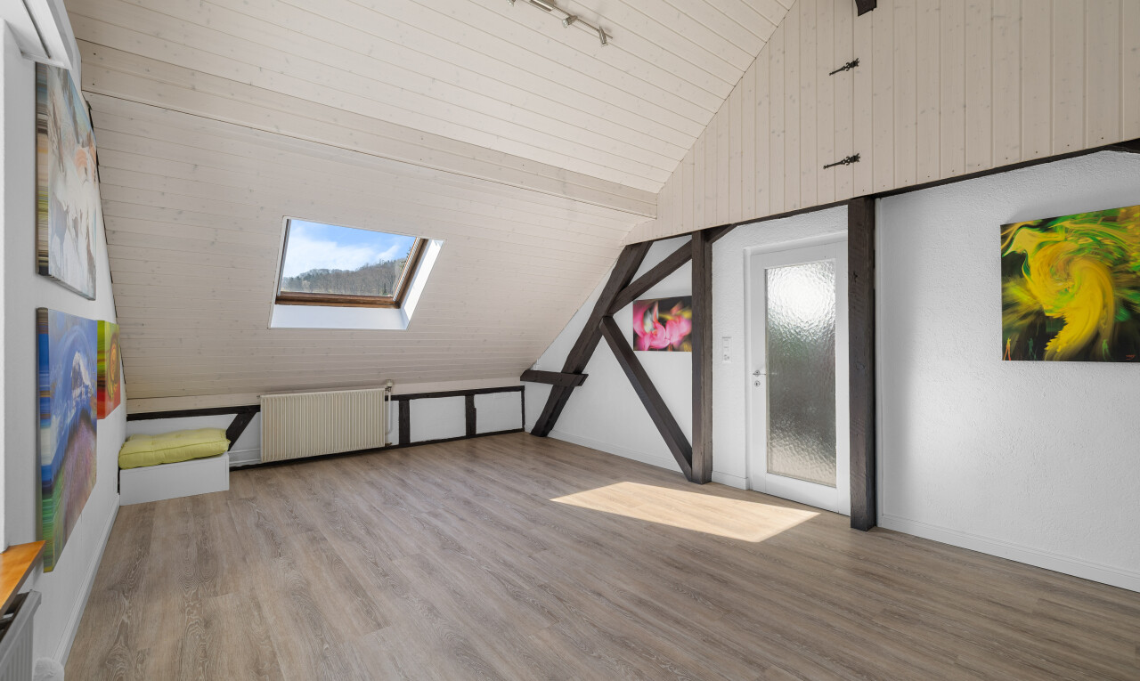 leerer raum mit holzfußboden, dachfenster, dachschräge, und zusätzliches zimmer