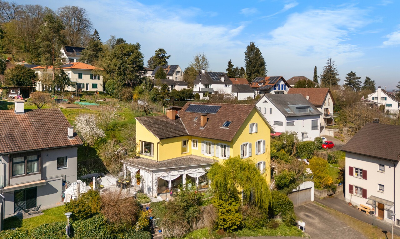 außenansicht mit schornstein und wohngebietblick