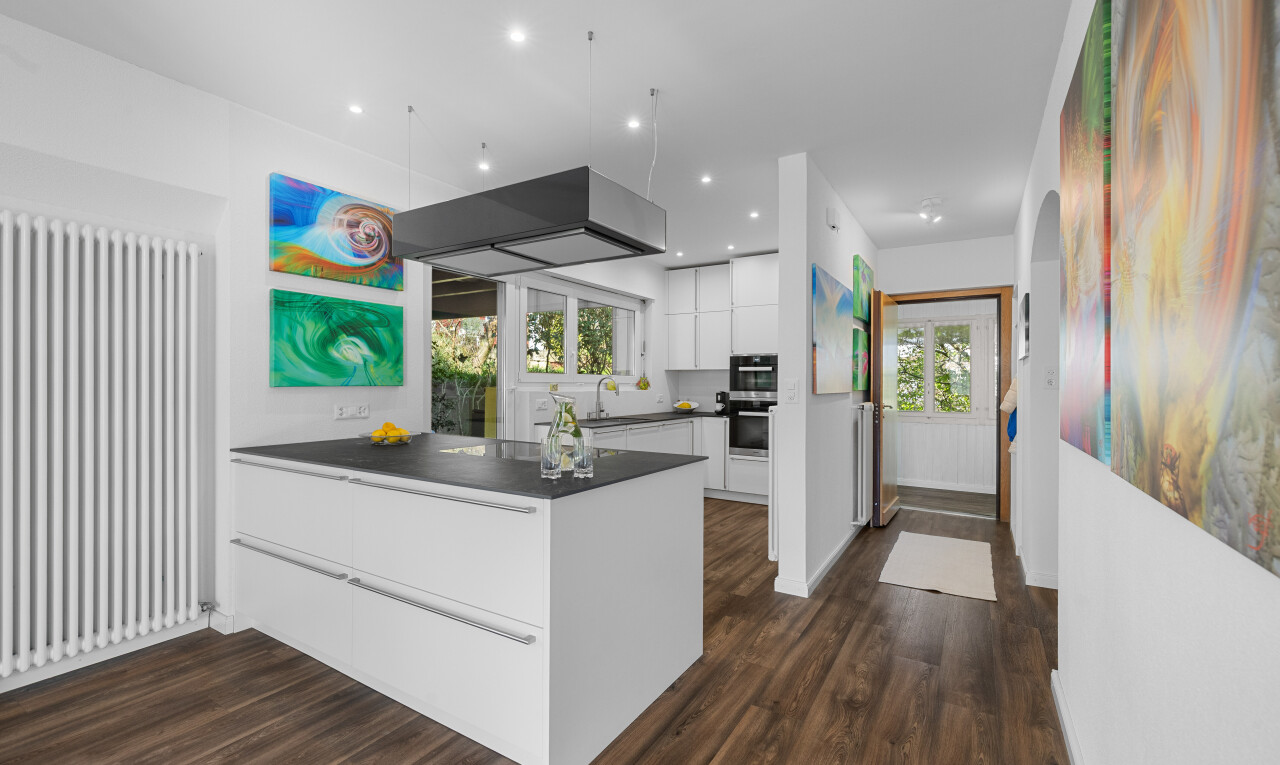 küche mit arbeitsplatten, küchentheke, schränke mit flachen paneelen, weiße schränke, und holzfußboden