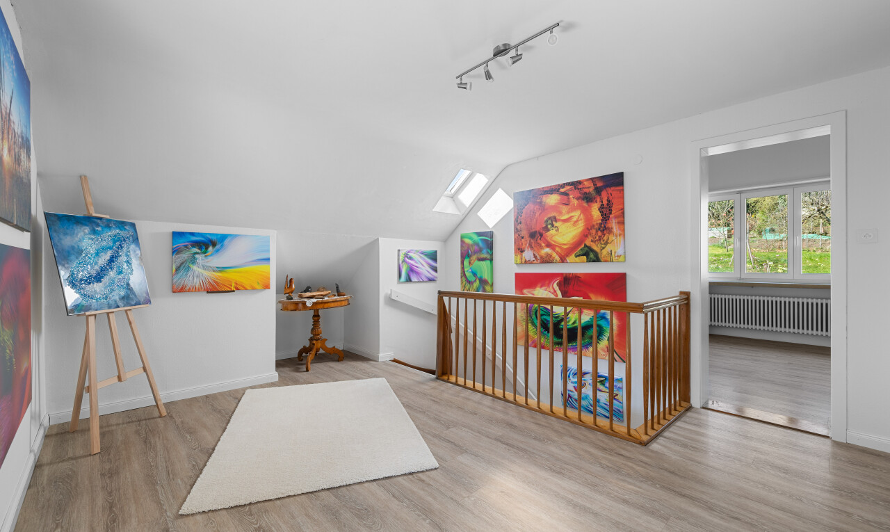 espace intérieur avec sol en finition bois, radiateur, et cloison sèche