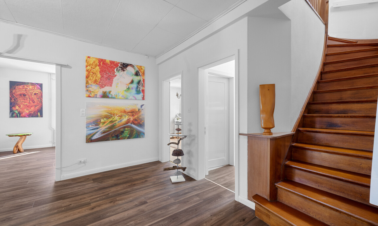 treppe mit gipskartonwand, holzfußboden, und treppen