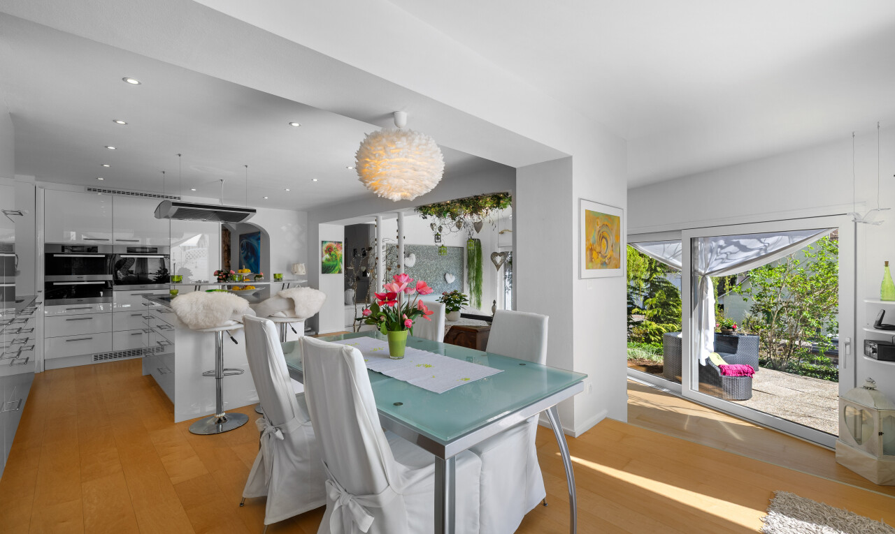 esszimmer mit holzfußboden, natürliches licht, und gipskartonwand