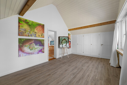 pièce vide avec sol en finition bois, plafond à poutres, plafond cathédrale, cloison sèche, et plafond voûté