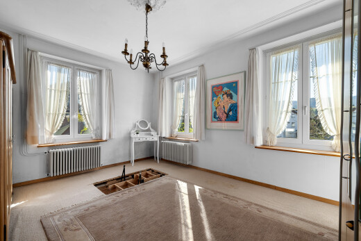 pièce vide avec lustre remarquable, lumière naturelle, radiateur, et cloison sèche