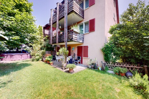 außenansicht mit stuckverkleidung, property visible, zaun, rasen, und balkon