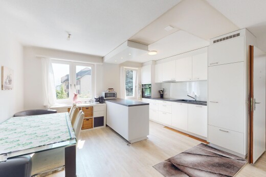 küche mit mikrowelle, natürliches licht, natural light, ofen, und holzfußboden