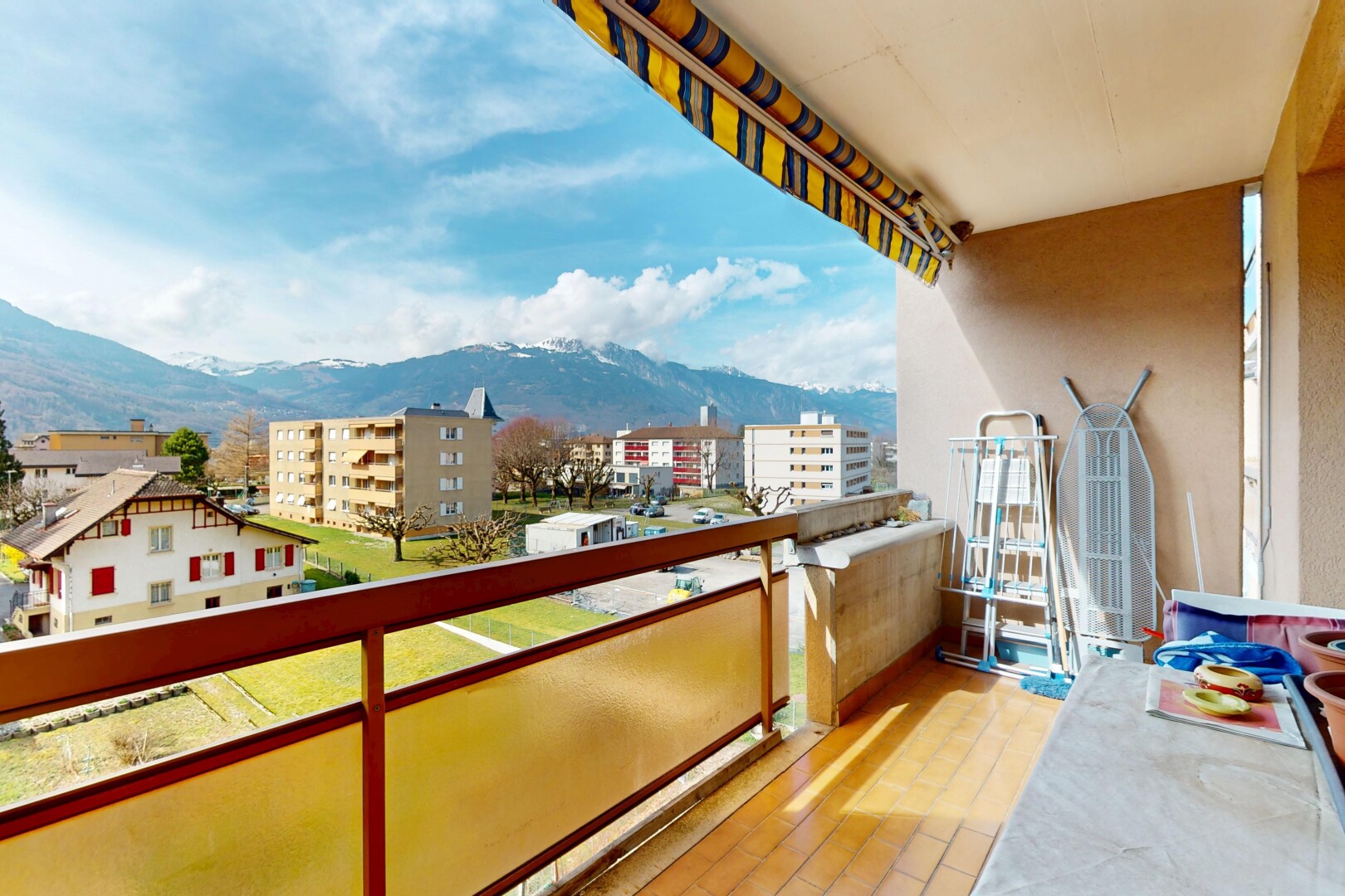 balcon avec vue sur la montagne, balcon, et vue sur la ville