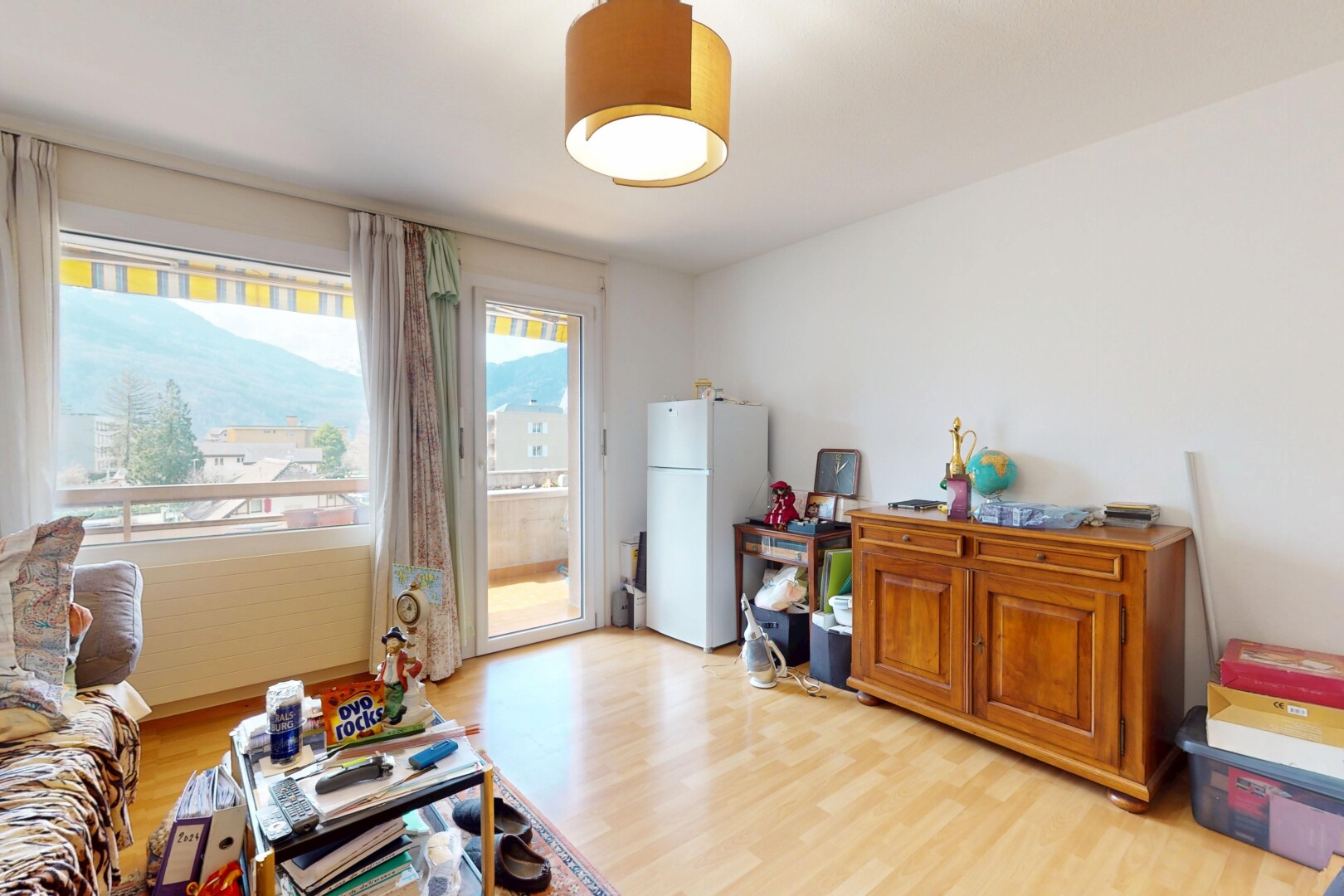 salon avec lumière naturelle, cloison sèche, et sol en finition bois