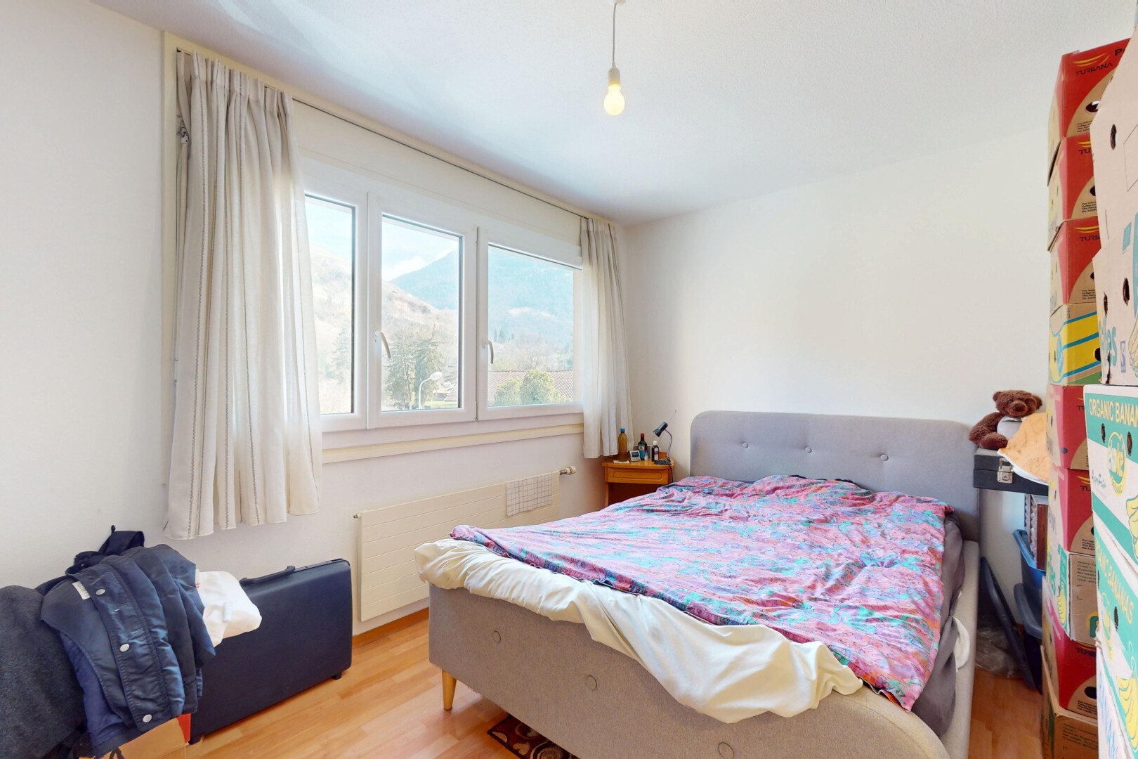 chambre avec cloison sèche, lumière naturelle, et sol en finition bois