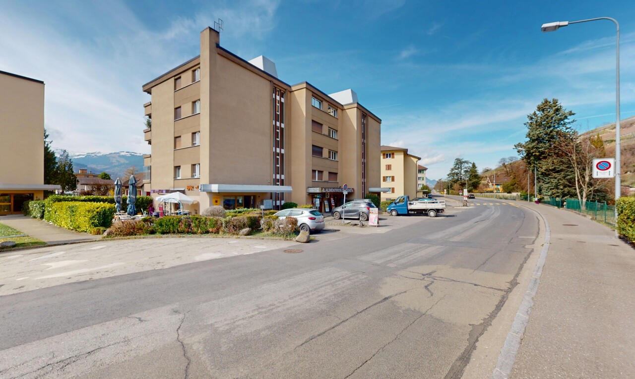extérieur du bâtiment avec parking