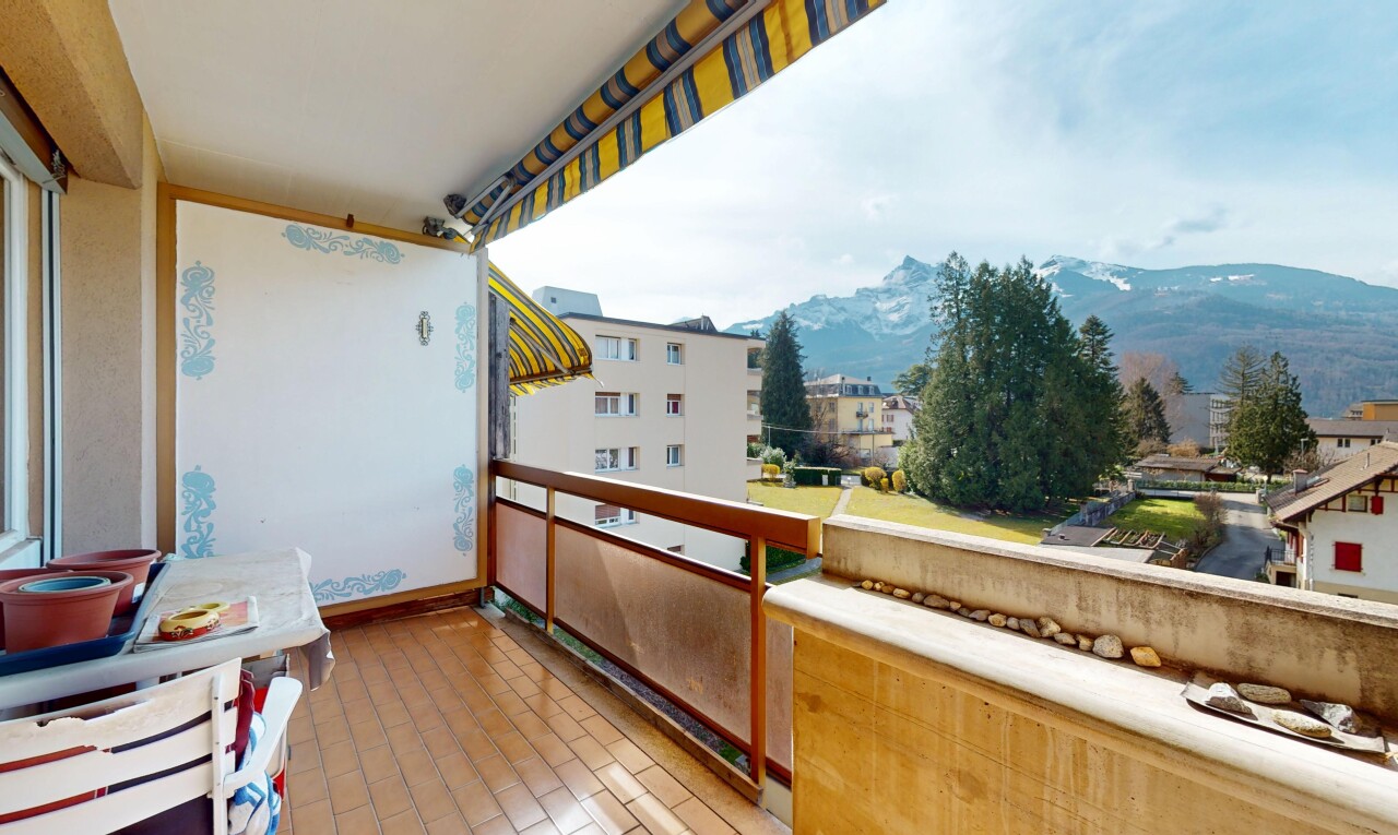 balcon avec vue sur la montagne et balcon