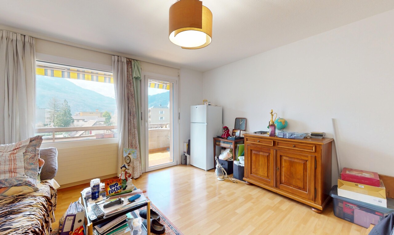 salon avec lumière naturelle, cloison sèche, et sol en finition bois