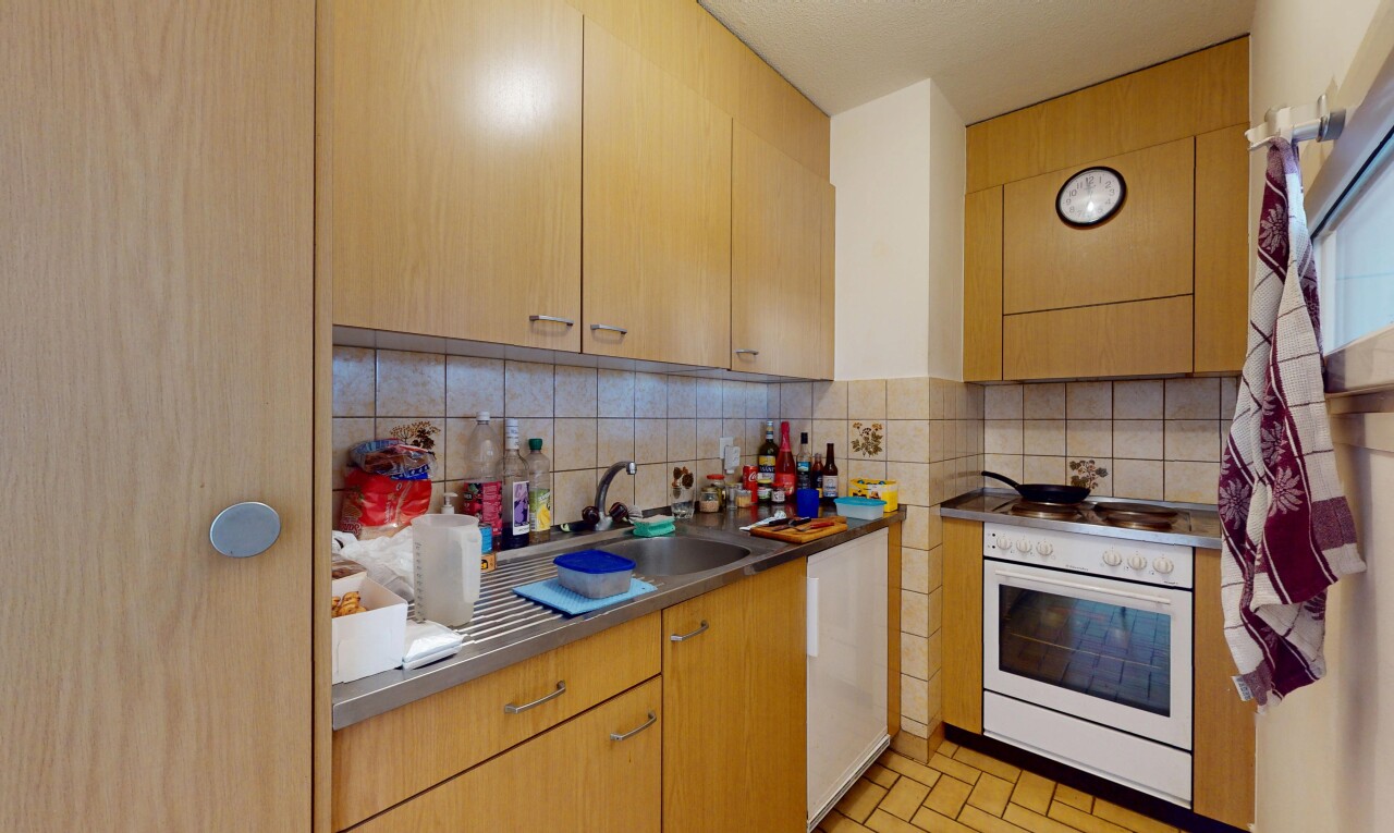 cuisine avec dosseret, four, évier, et plaque de cuisson