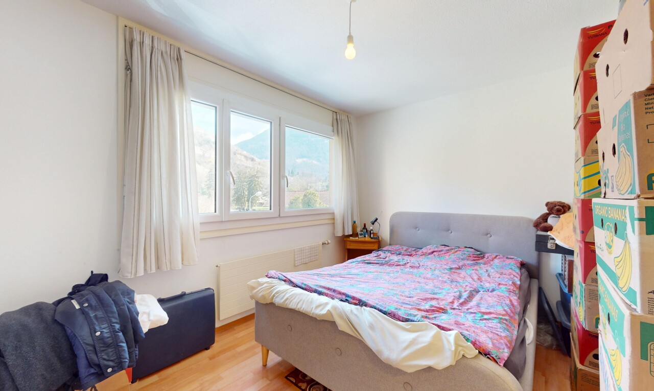 chambre avec cloison sèche, lumière naturelle, et sol en finition bois