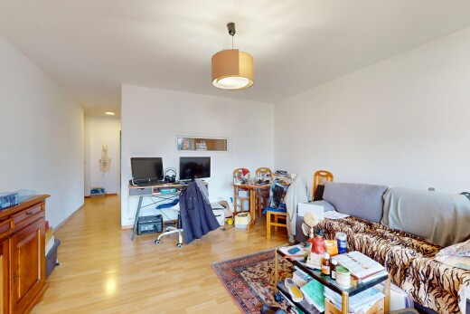 wohn- / esszimmer mit fernseher, holzfußboden, und gipskartonwand