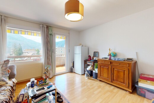 salon avec lumière naturelle, cloison sèche, et sol en finition bois