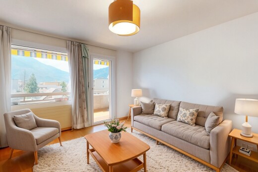 wohnzimmer mit holzfußboden, gipskartonwand, und natürliches licht