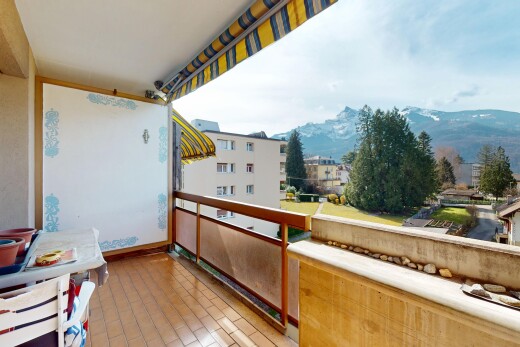 balkon mit balkon und blick auf die berge