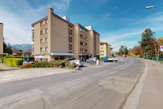 extérieur du bâtiment avec parking