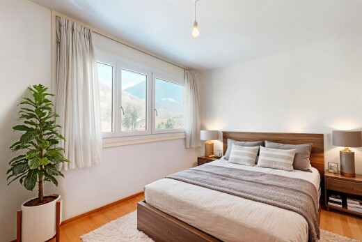 zimmer / schlafzimmer mit holzfußboden, gipskartonwand, und natürliches licht