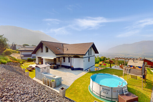 façade avec mountain view, vue sur la montagne, piscine, property visible, et pelouse