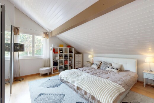 chambre avec plafond voûté, vaulted ceiling, pièce supplémentaire, sol en finition bois, et wood finish floor