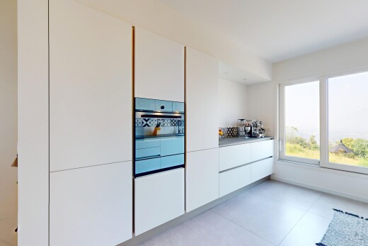 cuisine avec inside property, natural light, lumière naturelle, armoires blanches, et tile floor
