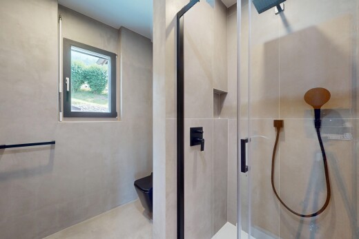 salle de bains avec inside property, toilette, douche, salle de bain complète, et natural light