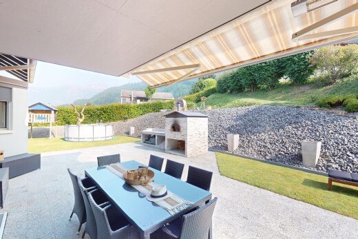 terrasse avec terrasse, cheminée, from property, vue sur la montagne, et mountain view