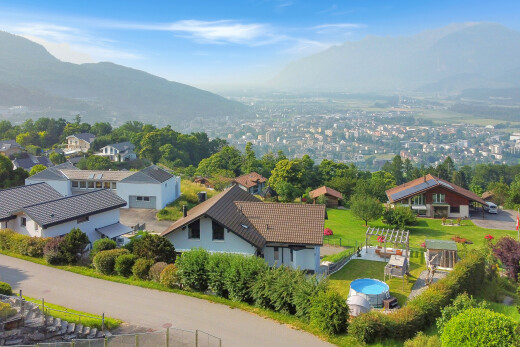 façade avec day time, mountain view, vue sur la montagne, residential view, et vue résidentielle