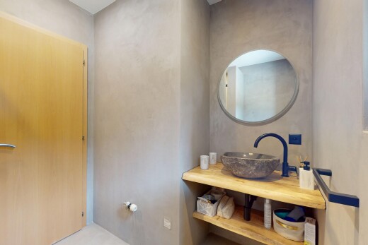 salle de bains avec évier, inside property, miroir, et lavabo (ou coiffeuse selon le contexte)