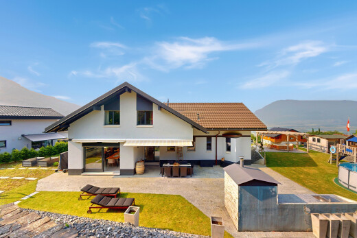 façade avec terrasse, day time, vue sur la montagne, mountain view, et property visible