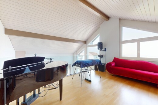 salon / salle à manger avec beamed ceiling, plafond à poutres, inside property, natural light, et lumière naturelle