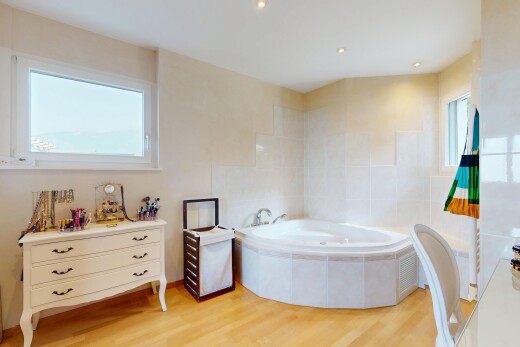 salle de bains avec lumière naturelle, natural light, inside property, bain, et tile tub