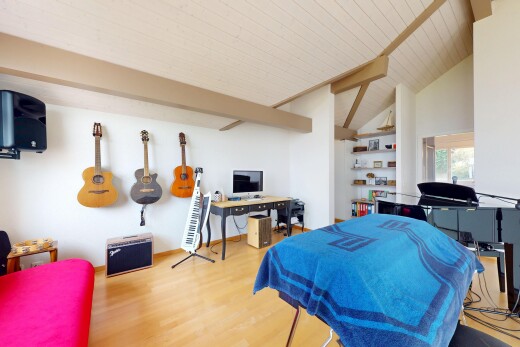chambre avec télévision, cloison sèche, drywall, lumière naturelle, et natural light