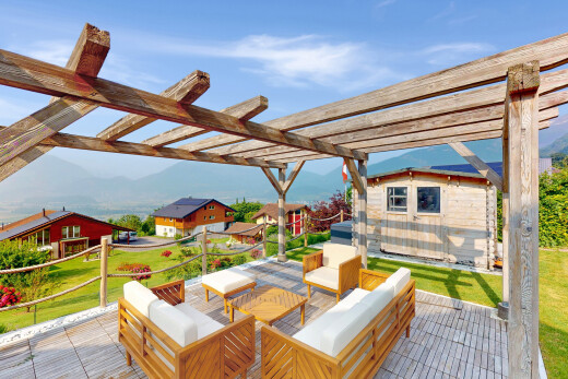 terrasse avec pergola, espace de vie extérieur, pelouse, day time, et terrasse