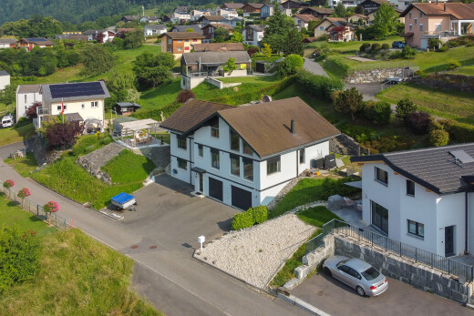 façade avec allée, vue résidentielle, residential view, garage intégré, et property visible