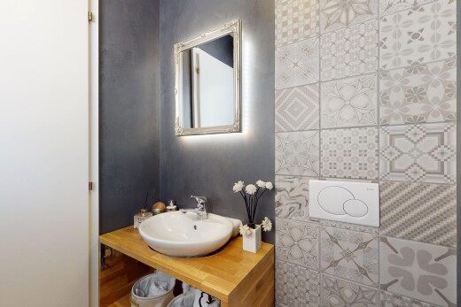salle de bains avec évier, miroir, et inside property