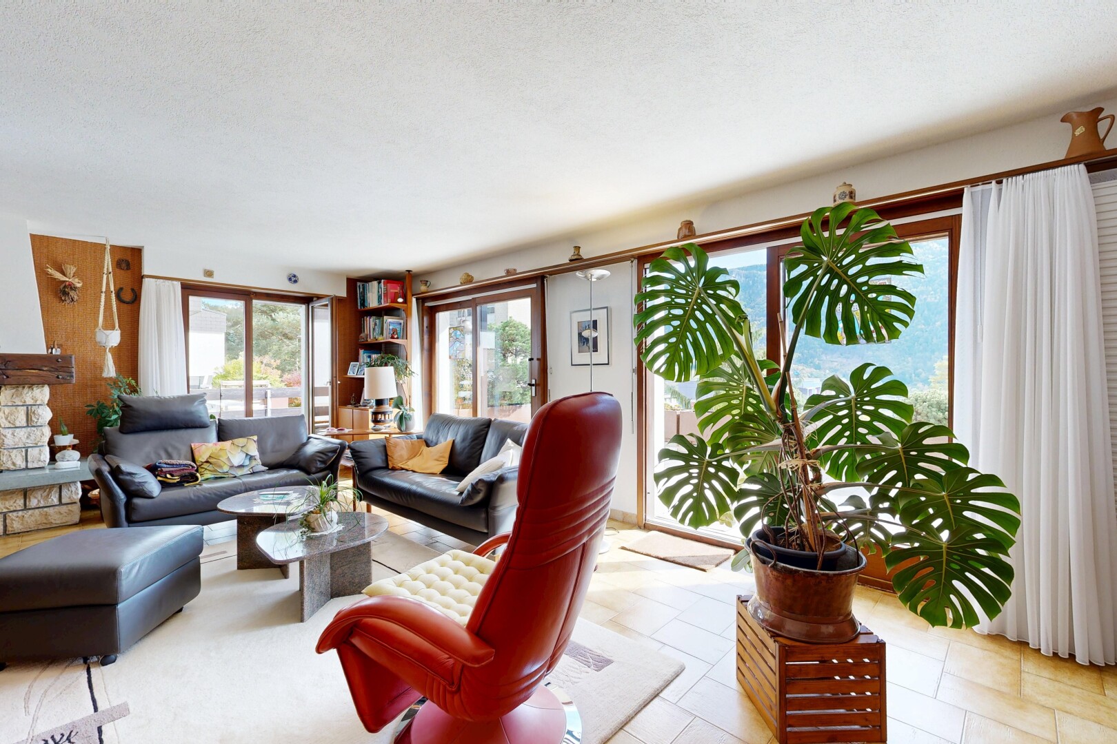 wohnzimmer mit inside property, natural light, und natürliches licht