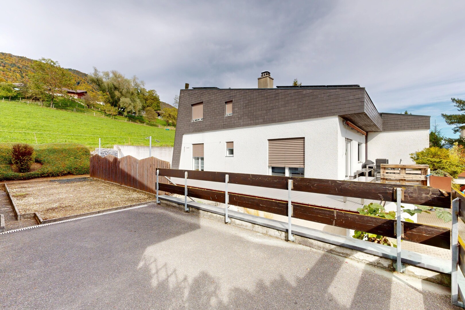 außenansicht mit zaun, property visible, stuckverkleidung, schornstein, und schindeldach