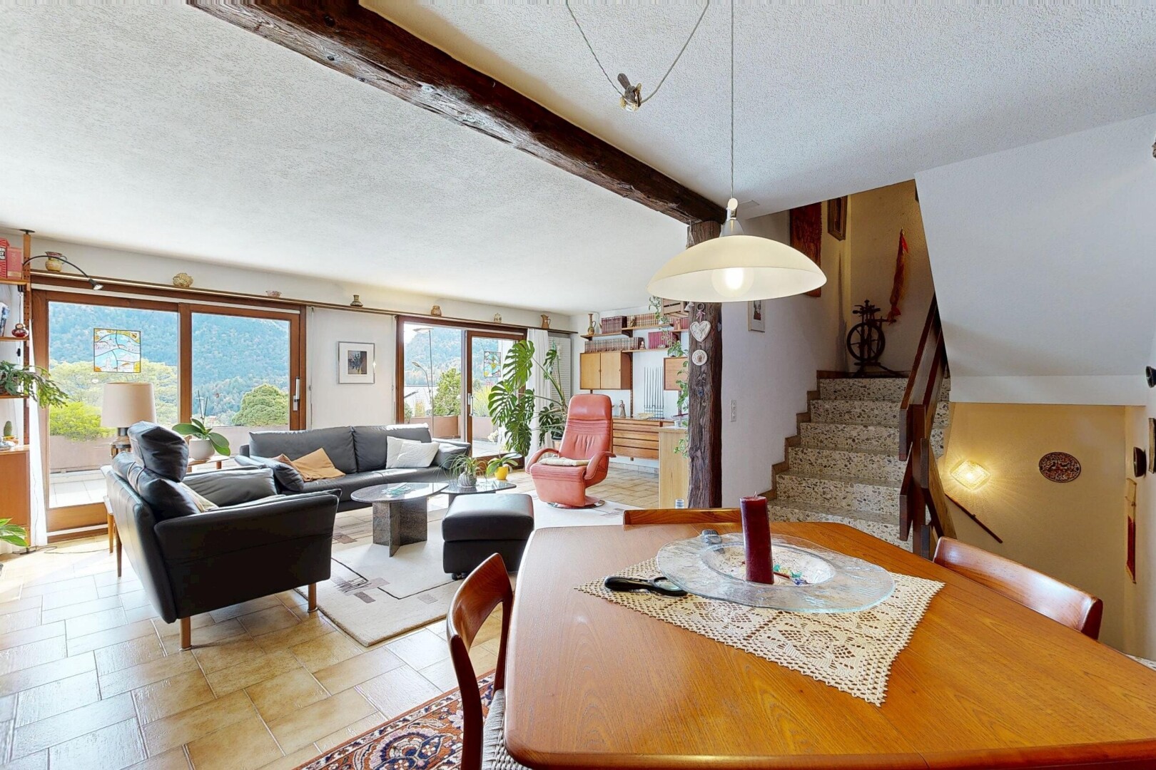 wohn- / esszimmer mit beamed ceiling, balkendecke, textured ceiling, spritzputz decke, und natural light
