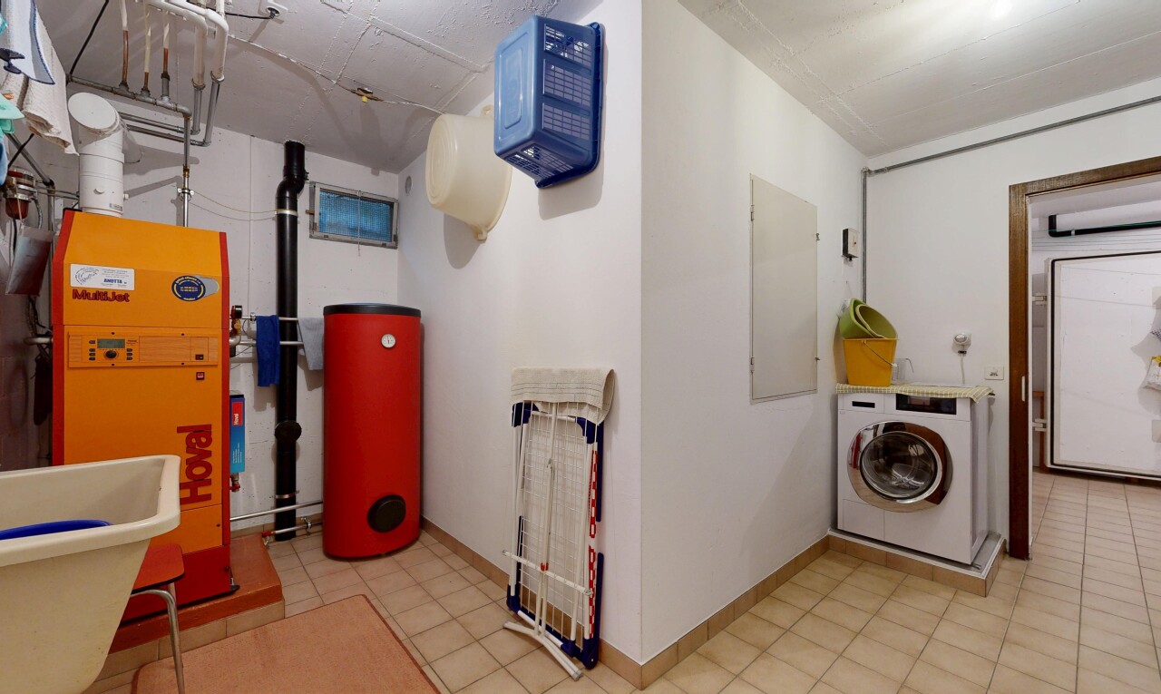 wäschekammer mit tumbler, wasserkocher, inside property, drywall, und gipskartonwand
