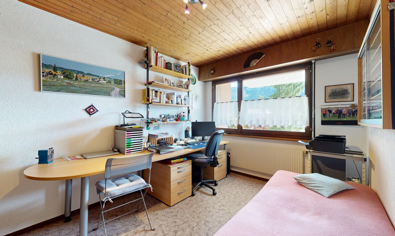 zimmer / schlafzimmer mit natürliches licht, natural light, inside property, teppich, und carpet