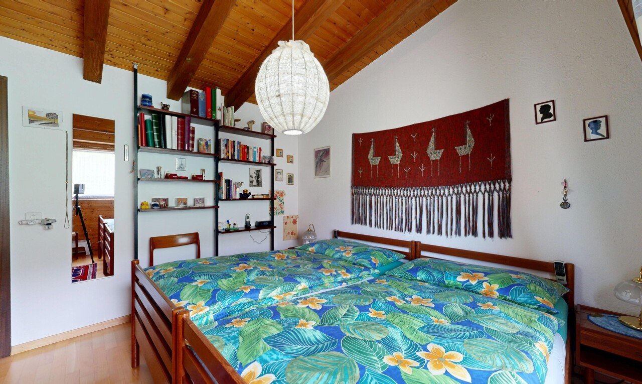 zimmer / schlafzimmer mit drywall, gipskartonwand, wood finish floor, holzfußboden, und inside property