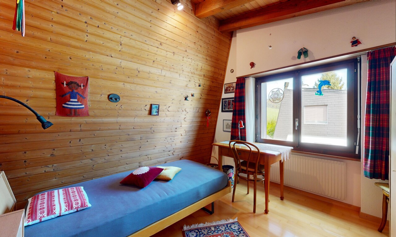 zimmer / schlafzimmer mit holzwand, wood wall, natürliches licht, natural light, und holzfußboden