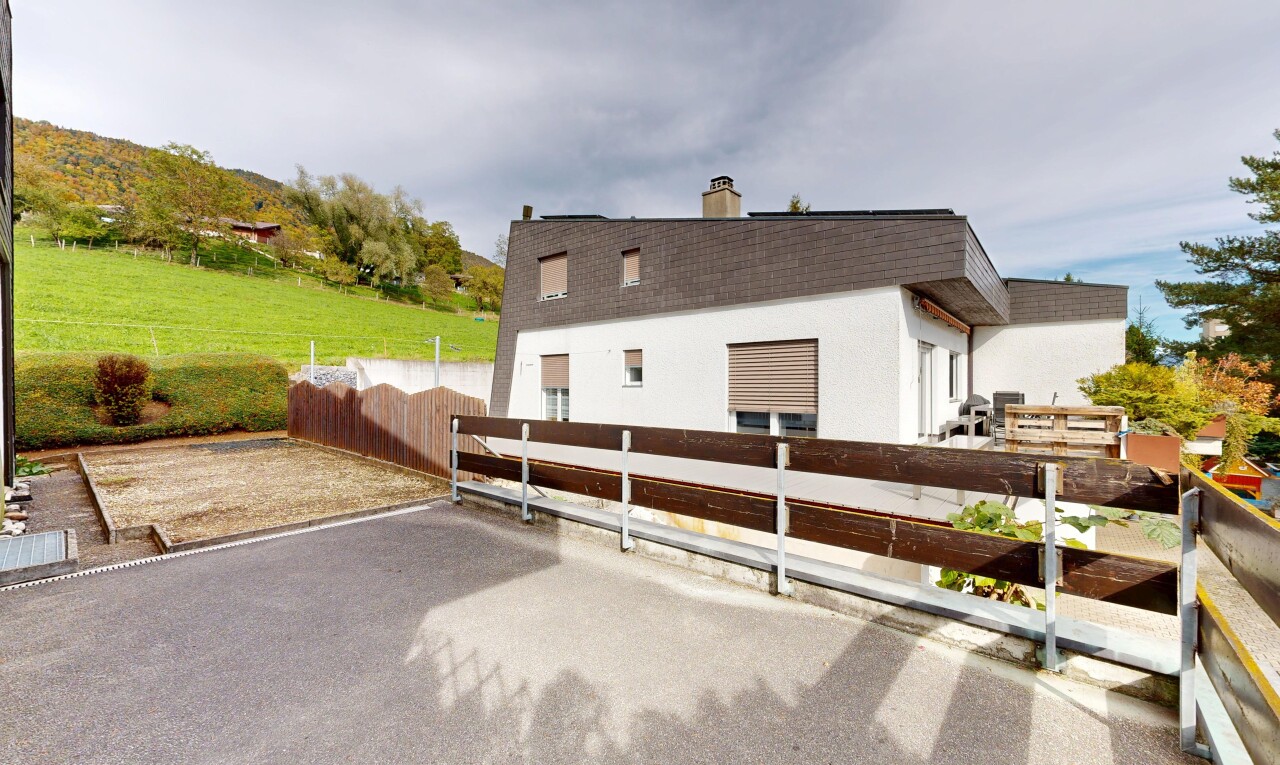 außenansicht mit zaun, property visible, stuckverkleidung, schornstein, und schindeldach