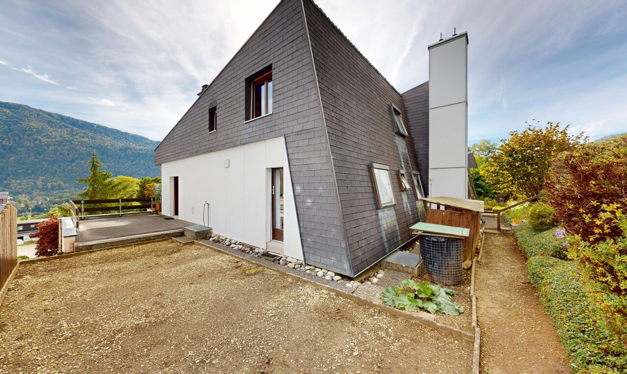 außenansicht mit day time, property visible, und schornstein